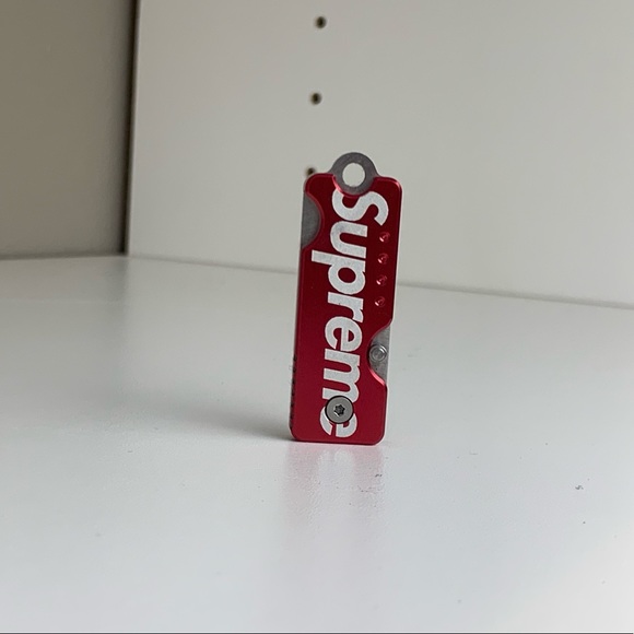 Supreme Quiet Carry Knife Red - Picture 4 of 4